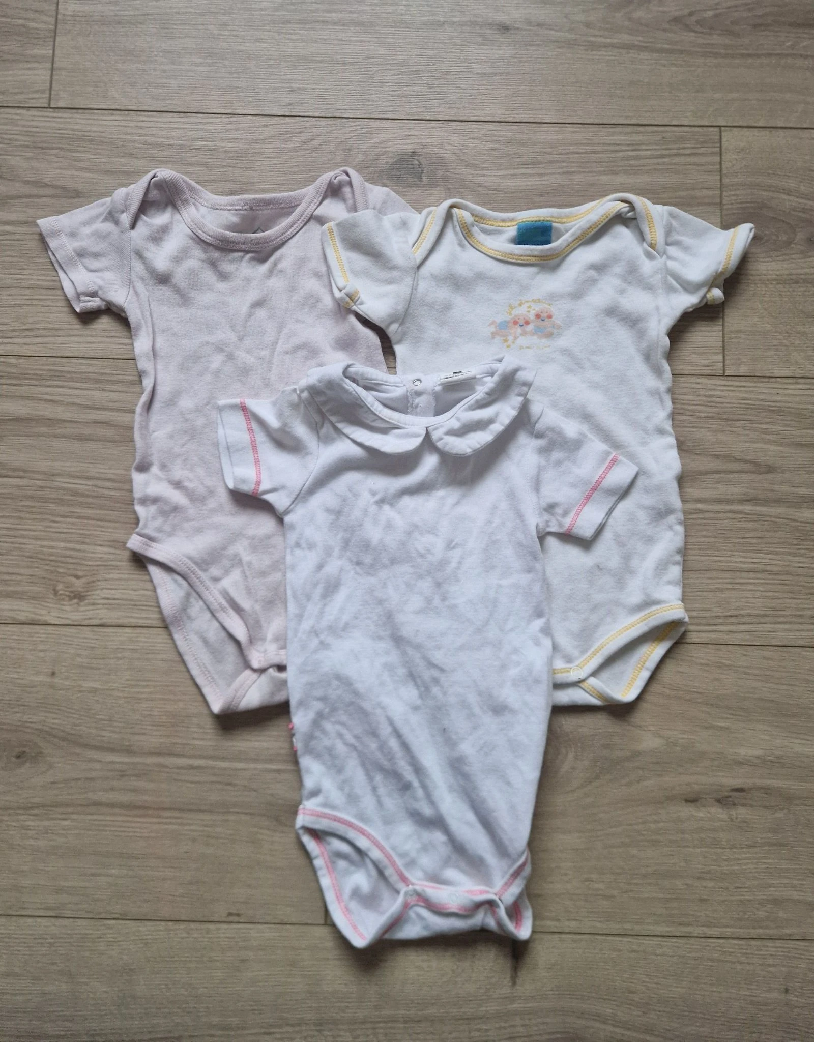 🌸 Lot de 3 bodies bébé fille – 12 mois – bon état